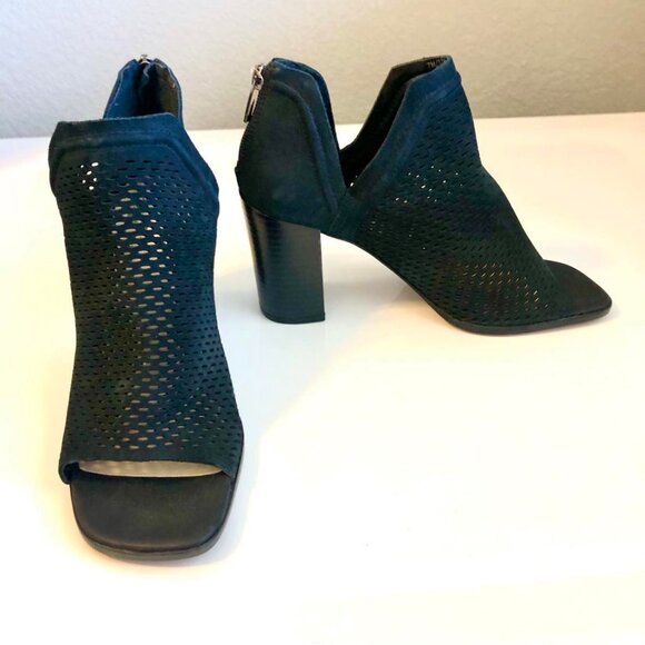 NWT VINCE CAMUTO Katnina Perforated Leather Bootie Peep-toe Black 7.5 MSRP $149 - Picture 2 of 9